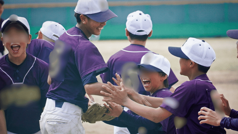 ファインプレー後に選手みんなで喜び合う写真