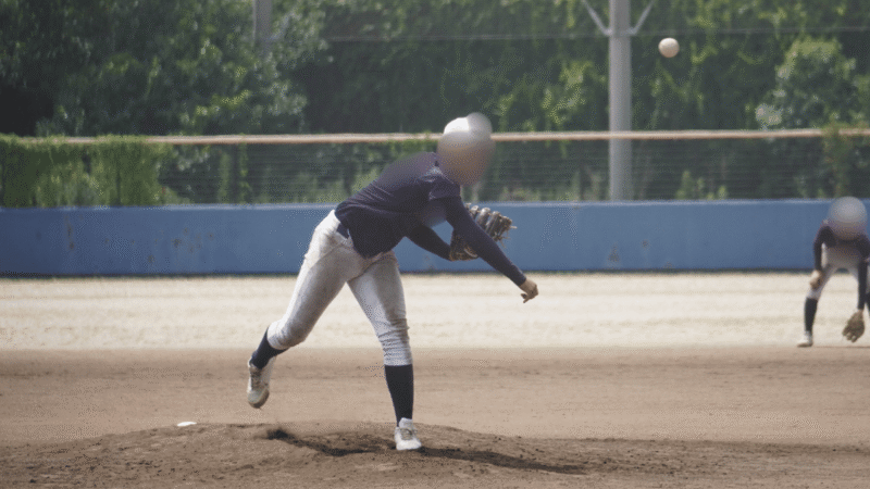 曇りの日にピッチャーの表情までわかる写真