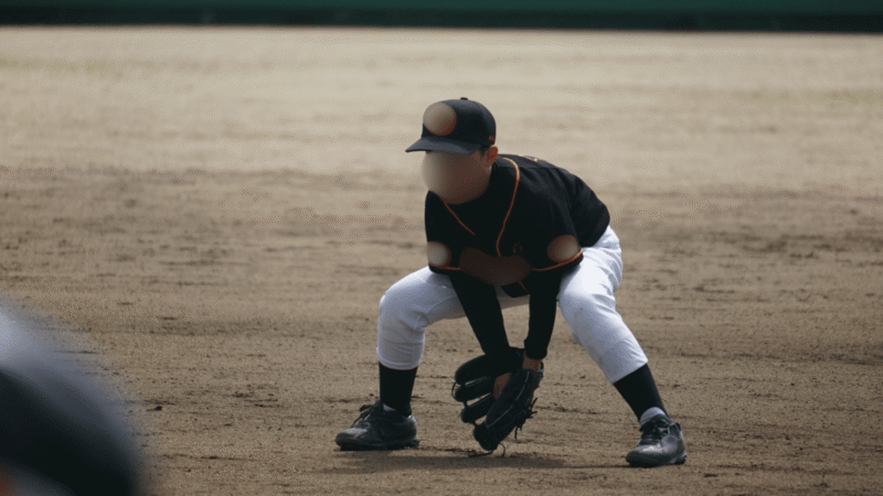 少年野球で守備をしている写真