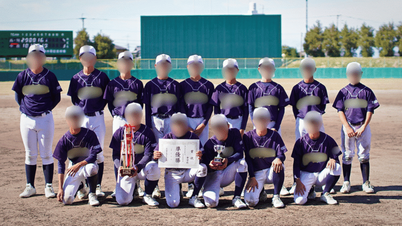 準優勝して賞状とトロフィーとともに撮影した集合写真