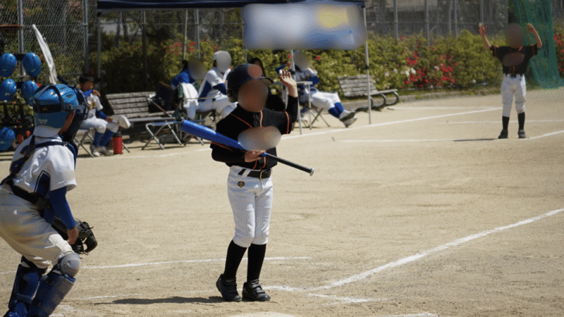 晴天時に防止のつばで表情が影っている写真