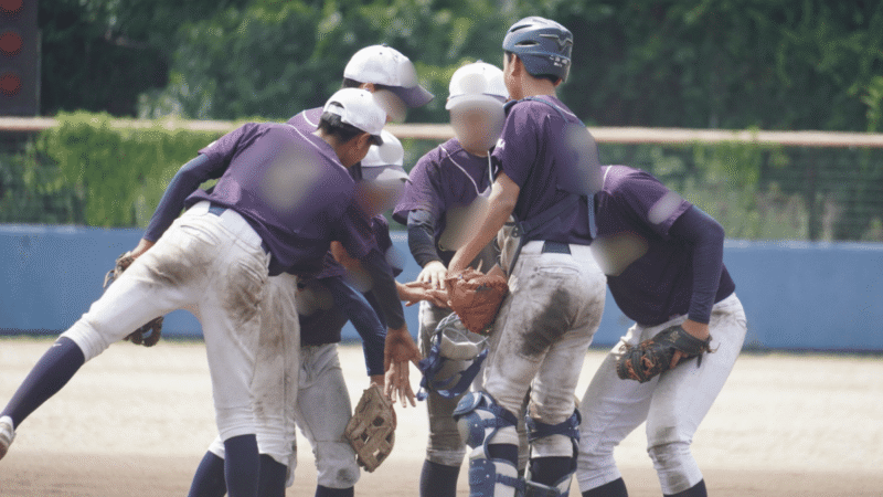 マウンドで内野選手でエンジンを組んでいる様子