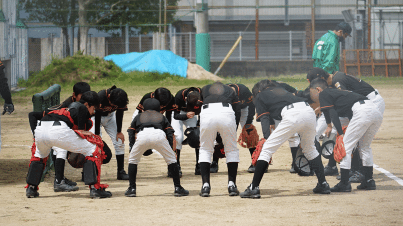 ベンチ前でエンジンを組む選手たち