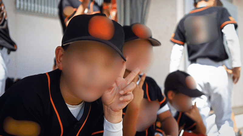 休憩中カメラにピースサインで写真を撮られる子ども