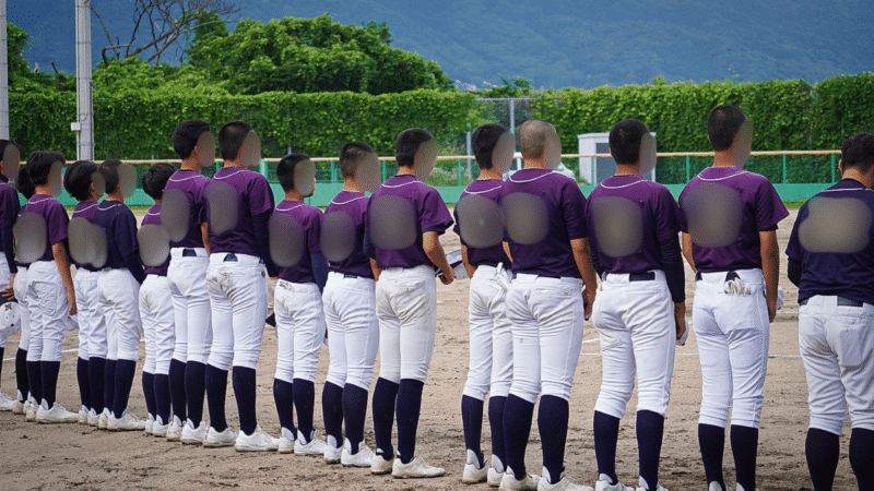 中学野球の公式戦で試合前に整列して応援席に挨拶をする選手たち