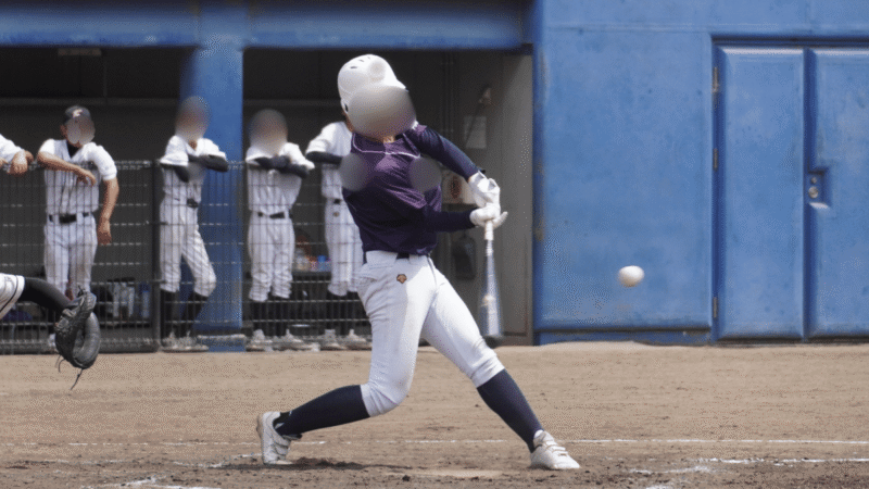 代打で最後の打席に立ち長打を打つ少年野球の選手