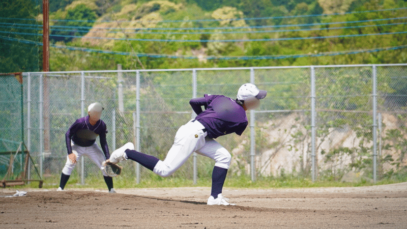 プリセットを適用して自然な色に整えた少年野球の写真