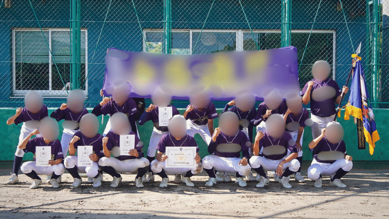 自由なポーズで撮影した少年野球チームの集合写真