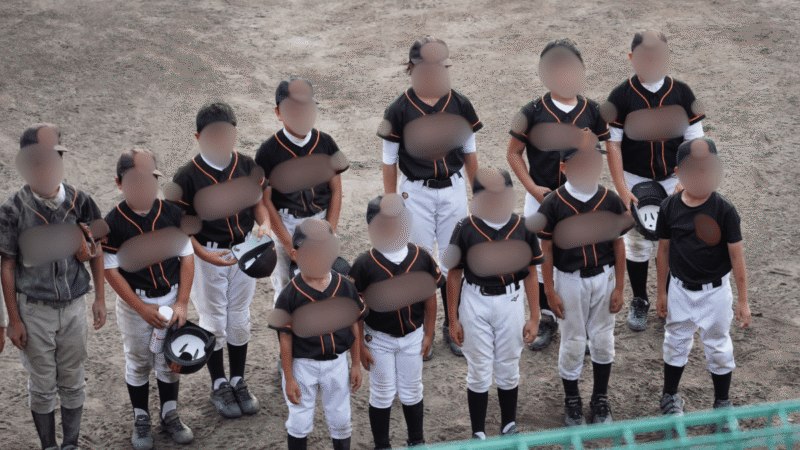 1日2試合を行った泥だらけの少年野球の選手たち