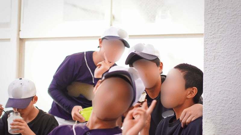試合を終えてお昼休みにお弁当を食べながらリラックスしている中学生の様子