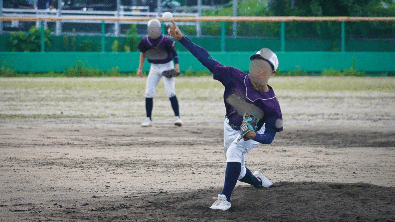 連写のなかから選んだ少年野球のピッチャーの投球フォーム