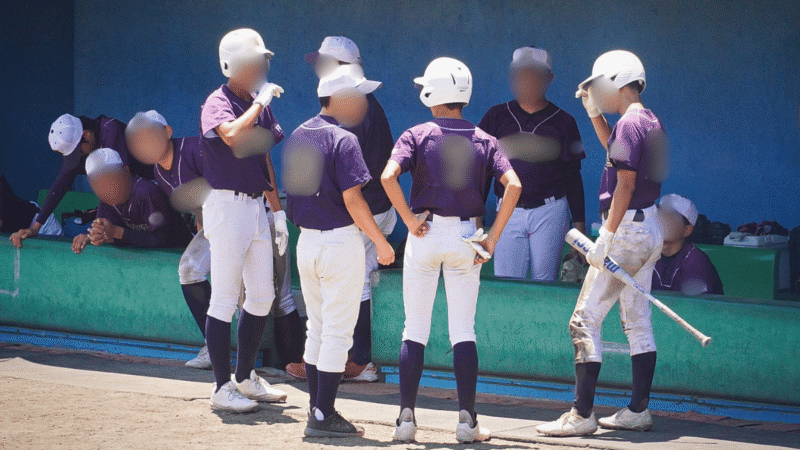 相手応援席側から撮影した少年野球のベンチの様子