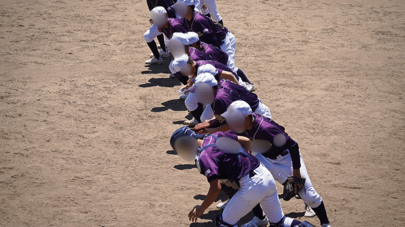 試合前の集合の合図がかかり整列しに駆け出す少年野球の選手たち
