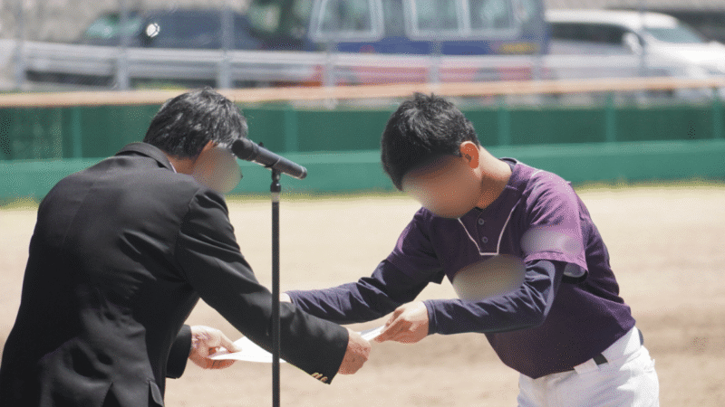 少年野球の大会で行われる表彰式の様子