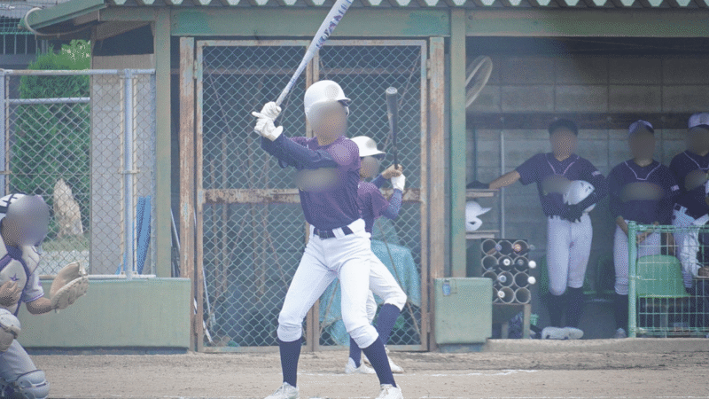 フェンスの模様が写り込んでしまった少年野球の打席