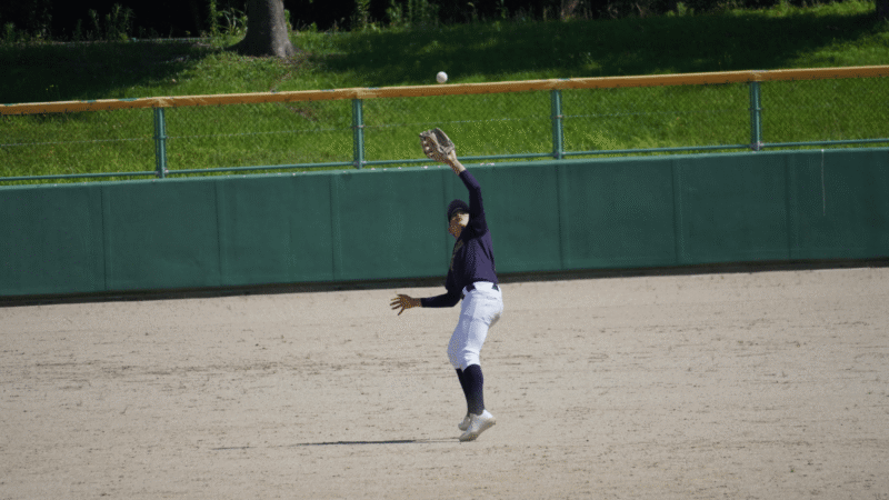 トリミング前の少年野球のセンター守備。選手が小さく写っている
