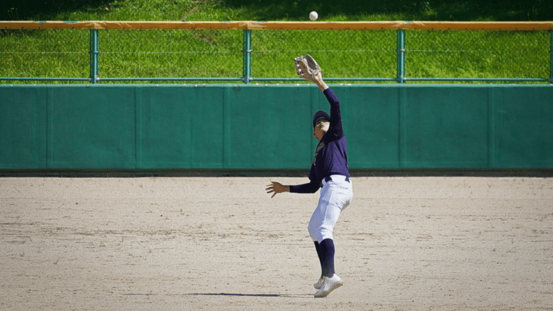 トリミング後の少年野球のセンター守備。選手が大きく写っている