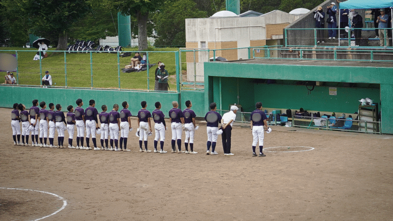 中学野球の公式戦が行われる市民球場のベンチ、応援席、スタンドの様子