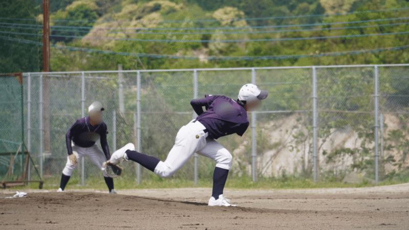 土のグラウンドで撮影して全体が黄色くなった少年野球の写真