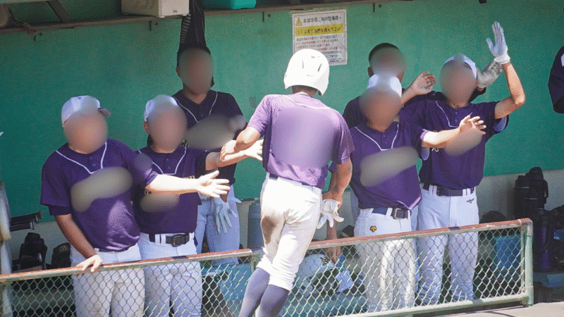 相手応援席側から撮影した少年野球のベンチの様子