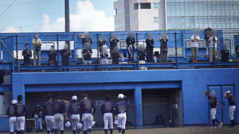 中学野球の公式戦が行われた市民球場。ベンチと応援席の位置関係が分かる全景