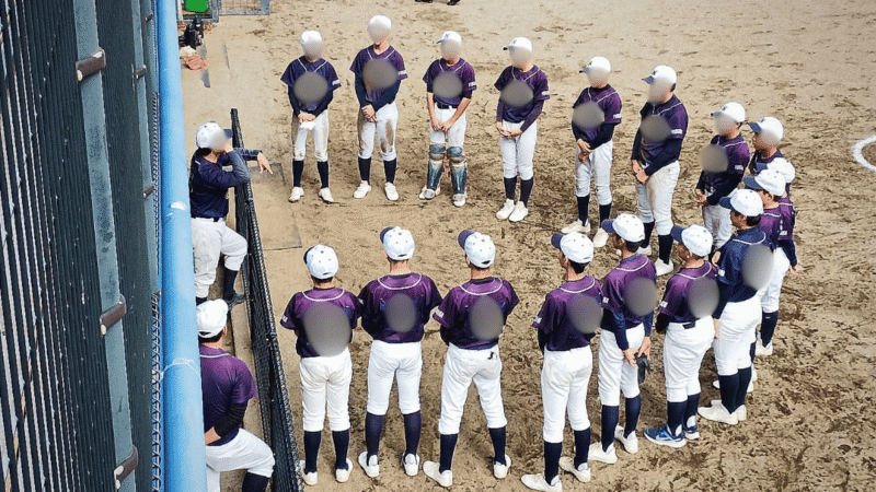 試合前にスタメン発表で円陣を組む少年野球の選手たち