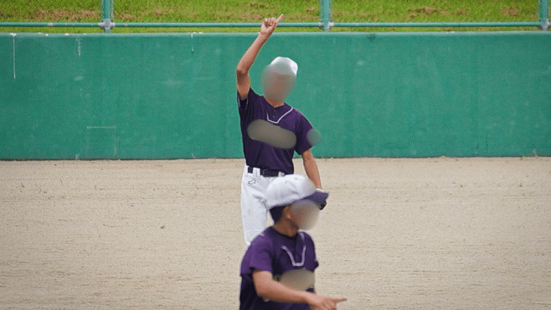 フライをキャッチした直後の外野手を望遠レンズで撮影した少年野球の写真