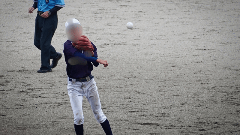 セカンドからファーストに送球する右側に余白があり位置が理解しやすい画像